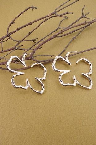 HAMMERED FLOWER HOOP EARRINGS